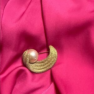 Elegant Gold and Pearl Brooch